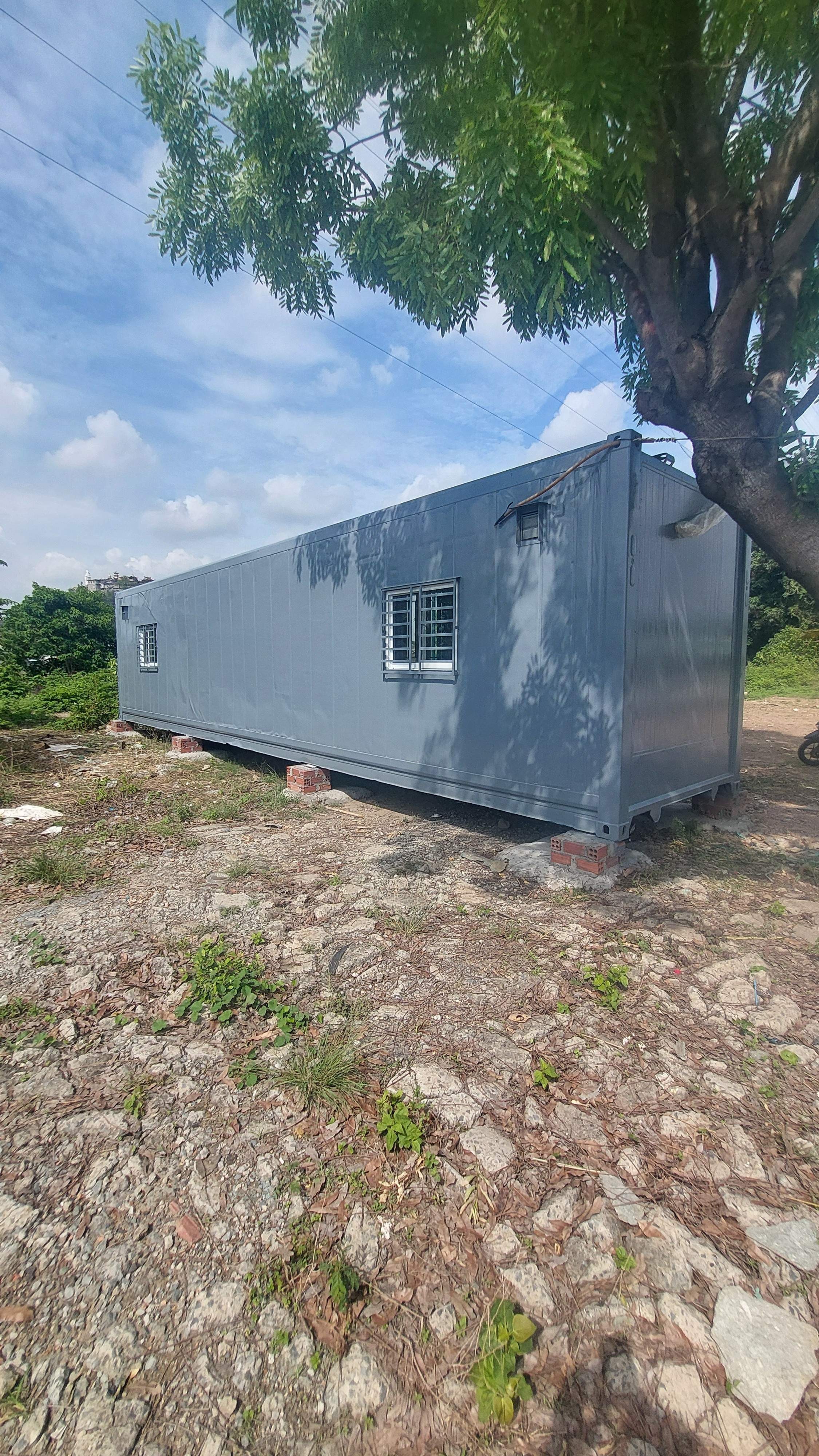 Nhà container 40 feet màu xám xanh  đầy đủ điện, đèn, quạt hút, máy lạnh
